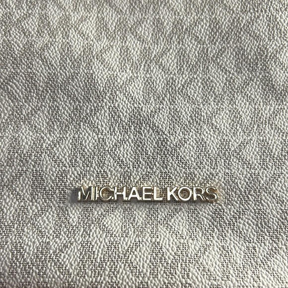 EUC Michael Kors Bucket Bag Looks New - Picture 2 of 4